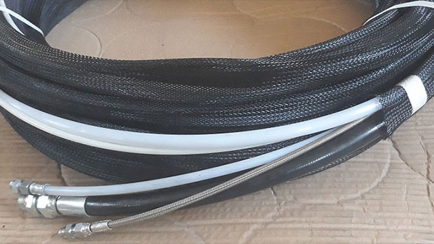 We have created, on specific request of a customer, a multi-hose consisting of five hoses for high and low pressure for the passage of air, fluids, composites and catalyst.